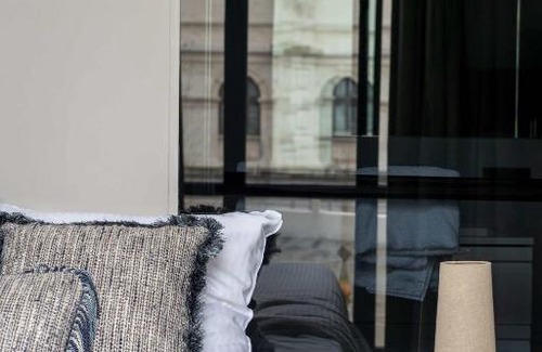 South Antwerp Apartamento | Elegant Balcony Suite