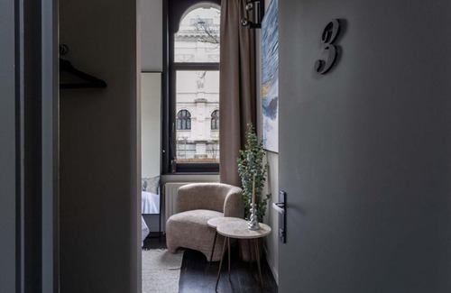 South Antwerp Apartamento | Elegant Balcony Suite