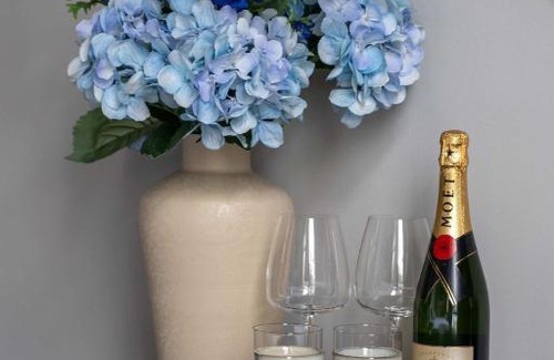 South Antwerp Apartamento | Elegant Balcony Suite