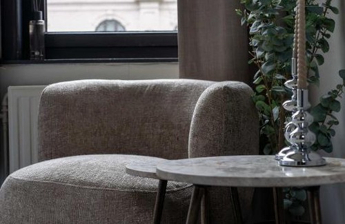 South Antwerp Apartamento | Elegant Balcony Suite