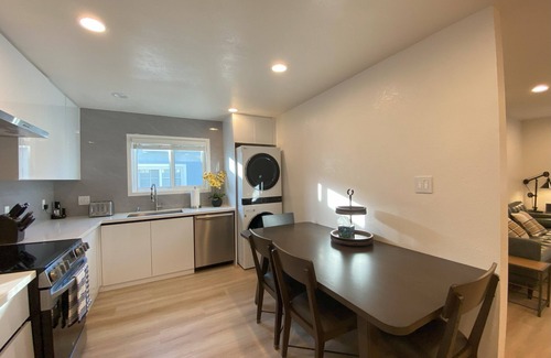 Sharp Park Condominio | Elegant Beachside 2B1B Retreat Newly Renovated Free Parking 15min SF/SFO