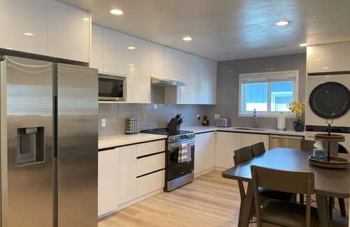 Sharp Park Condominio | Elegant Beachside 2B1B Retreat Newly Renovated Free Parking 15min SF/SFO