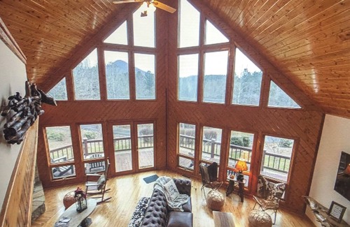 Young Harris Cabina | Elegant Cabin/Lodge Retreat "Mina at Notting Hill", N. Georgia, Blue Ridge Mtns.