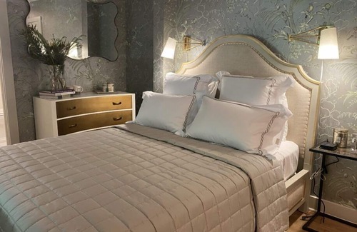 Lenox Cama Y Desayuno | Elegant Carriage House room with a queen bed and private patio.