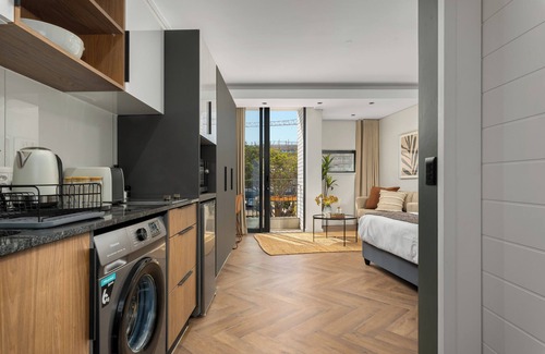 Century City Apartamento | Elegant Century City Apartment | Balcony and Comfort