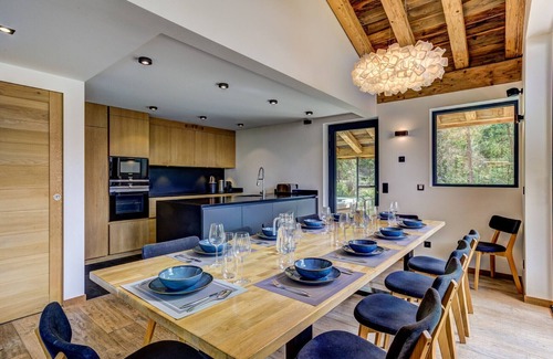 Les Tines Chalet De Esquí | Luxury Chalet with Cinema Room, Hot tub & Spa