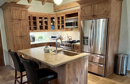 Taos Chalet De Esquí | Elegant Chalet in Taos Canyon