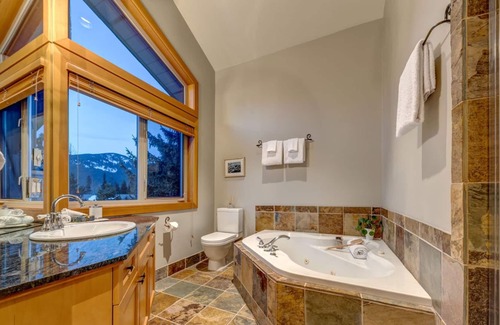 Whistler Chalet De Esquí | Elegant Chalet with Stunning Views of Whistler Mountain, walk to Village