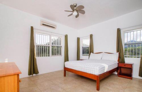 Dickenson Bay Apartamento | Elegant City Escape