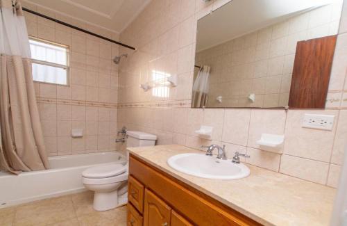 Dickenson Bay Apartamento | Elegant City Escape
