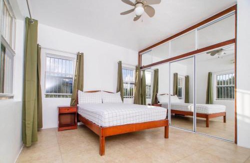 Dickenson Bay Apartamento | Elegant City Escape
