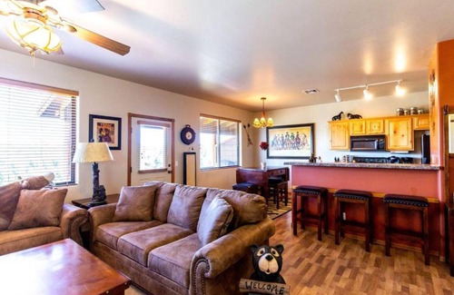 Show Low Apartamento | Elegant Cottage with Wonderful Views near FH Lake