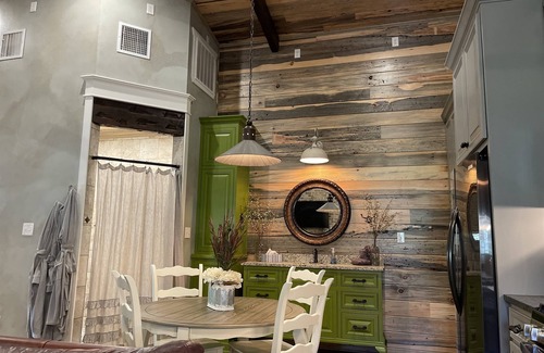 Valley Mills Cabina | Elegant Country Cottage