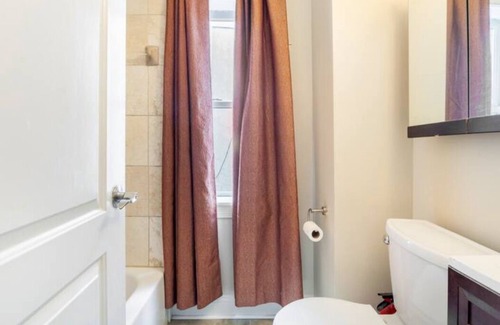 H Street Corridor Casa | Elegant & Cozy ~ 5 star Location ~ Workspace ~ Backyard