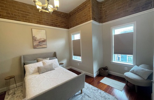 H Street Corridor Casa | Elegant & Cozy ~ 5 star Location ~ Workspace ~ Backyard