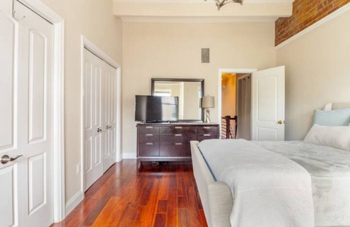 H Street Corridor Casa | Elegant & Cozy ~ 5 star Location ~ Workspace ~ Backyard