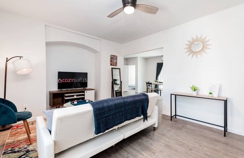 DeBaliviere Place Apartamento | Elegant Cozysuites 2BR Condo w/parking! 03
