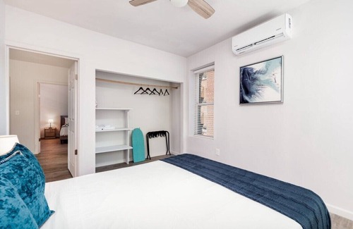 DeBaliviere Place Apartamento | Elegant Cozysuites 2BR Condo w/parking! 03