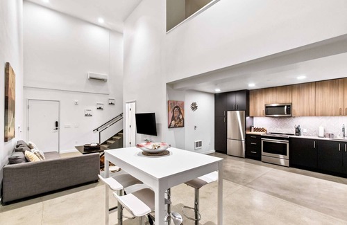 Downtown Apartamento | Elegant design meets optimal location amid the natural beauty of Downtown Redmond.
