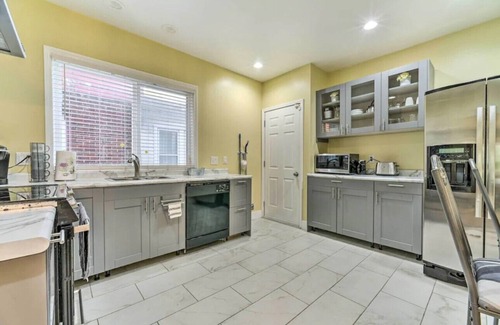 New Center Detroit Casa | Elegant Detroit Home - 5 Mi to Downtown w/King Size Beds and Unlimited Wi-fi