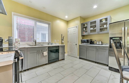 New Center Detroit Casa | Elegant Detroit Home w/ Yard ~ 5 Mi to Dtwn!