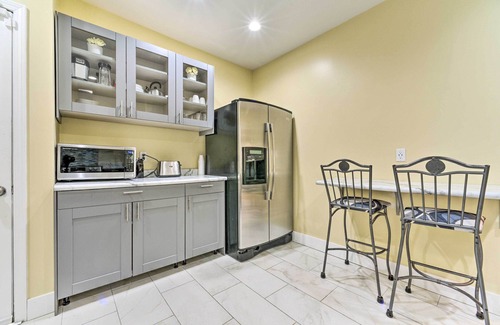 New Center Detroit Casa | Elegant Detroit Home w/ Yard ~ 5 Mi to Dtwn!