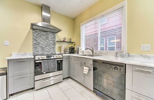 New Center Detroit Casa | Elegant Detroit Home w/ Yard ~ 5 Mi to Dtwn!