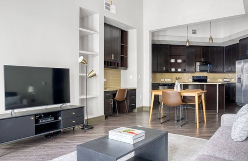 North Burnet Apartamento | Elegant Domain 2BR w/ Gym, Pool & W/D, walk to Q2 Stadium, by Blueground
