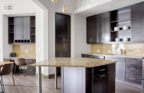 North Burnet Apartamento | Elegant Domain 2BR w/ Gym, Pool & W/D, walk to Q2 Stadium, by Blueground