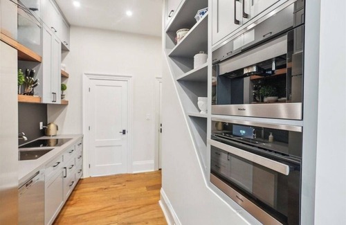 Burlington Casa | Elegant Downtown Burlington Retreat – Walk to Lake, Shops & Dining!