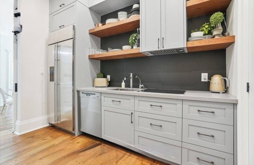 Burlington Casa | Elegant Downtown Burlington Retreat – Walk to Lake, Shops & Dining!