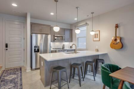 Greenwood Casa | Elegant East Nashville Townhouse Retreat