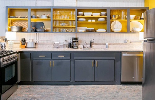 Downtown Asheville Apartamento | Elegant Edgy Loft on Historic Alley Parking