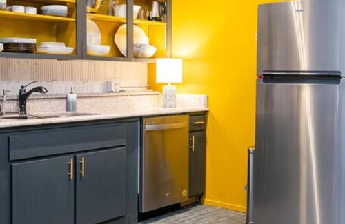 Downtown Asheville Apartamento | Elegant Edgy Loft on Historic Alley Parking