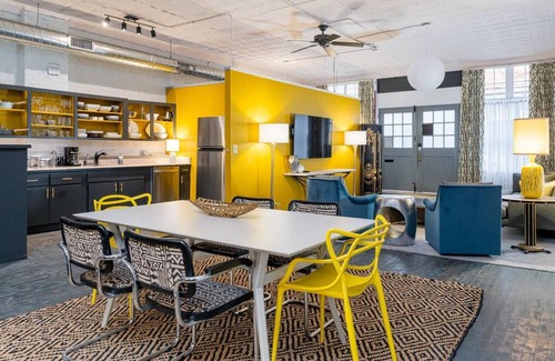 Downtown Asheville Apartamento | Elegant Edgy Loft on Historic Alley Parking