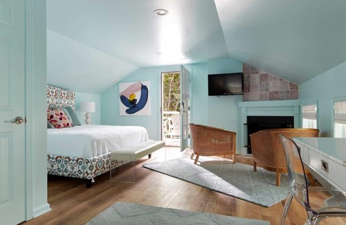Lenox Cama Y Desayuno | "Elegant Emily Dickinson Junior Suite with King Bed & Fireplace