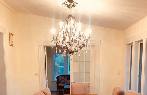Southampton Casa | Elegant English Country Cottage with lots of sunlight!