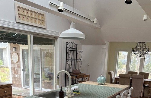 Southampton Casa | Elegant English Country Cottage with lots of sunlight!