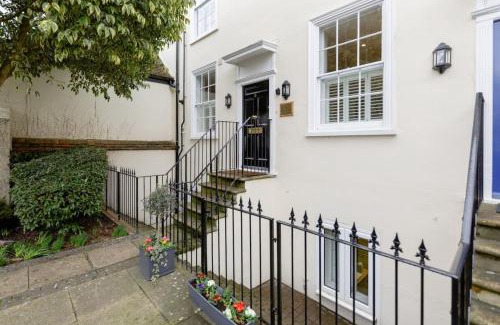 Epsom Apartamento | Elegant Epsom Flat in Period Building