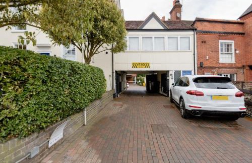Epsom Apartamento | Elegant Epsom Flat in Period Building