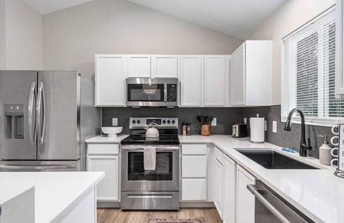 Millard Casa | Elegant Escape-Fenced Yard, BBQ & Cozy Fire Pit!