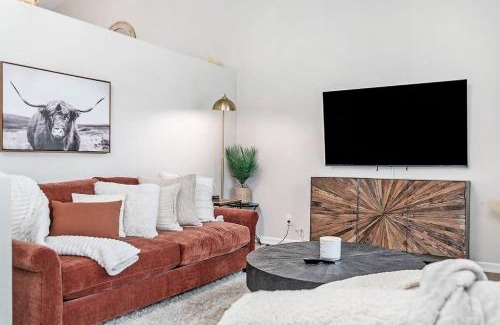 Millard Casa | Elegant Escape-Fenced Yard BBQ & Cozy Fire Pit