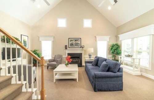 Lackey Complejo | Elegant Family Cottage in Gated Area – Close to Busch Gardens & More
