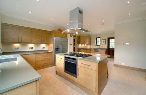 Stoke Poges Villa | Elegante casa familiar en un campo de golf.
