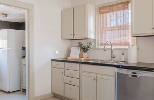 Champaign Casa | Elegant Family/Pet Friendly Cottage in Coveted Clark Park
