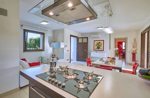 Marina di Ragusa Villa | Villa elegante cerca del mar, gran piscina privada, jardín, barbacoa, wi-fi gratis