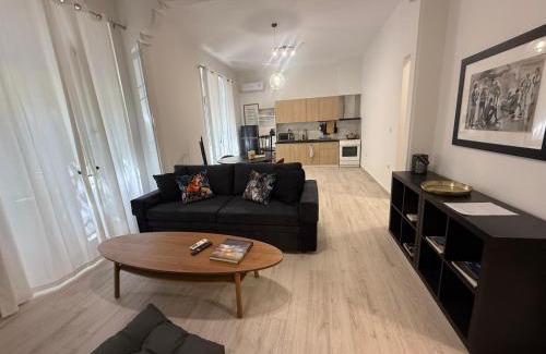Attiki Apartamento | Elegant flat with garden an urban oasis in Athens