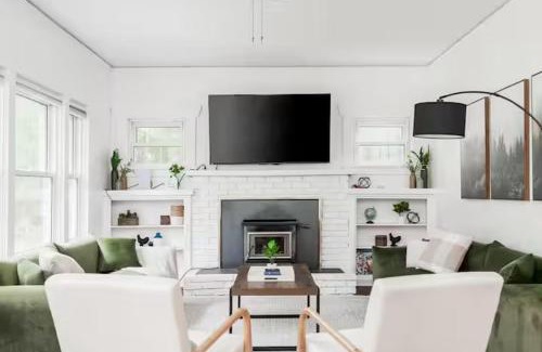 Forks Casa | Elegant Forest Retreat - Starlink, Coffee, BBQ