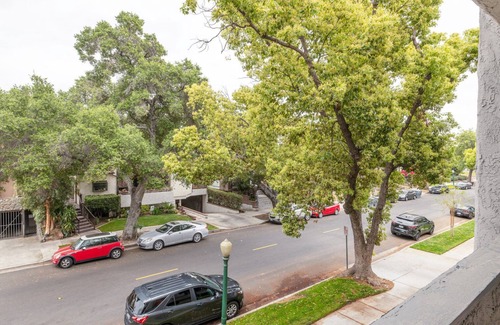 Downtown Apartamento | Elegant Glendale 1BR w/ Pool, Gym, walkable location, by Blueground