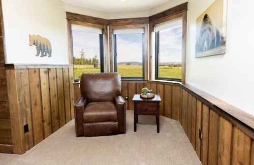 Ashton Cabina | Elegant Grand Cabin w/ Hot Tub